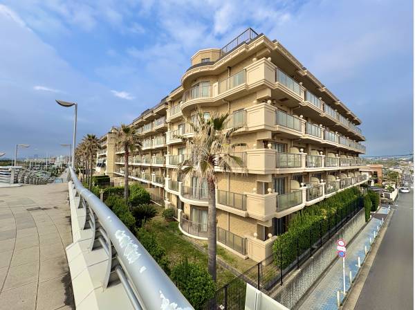 湘南に映えるプロバンス風の外観