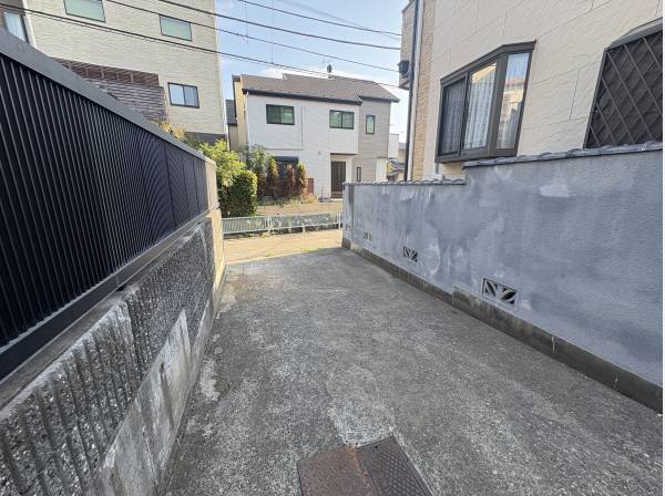 この小径の先に約95坪の敷地が広がります。