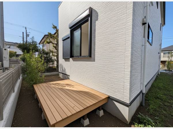 お庭にウッドデッキを設置するのも良いですね(ウッドデッキはイメージ)