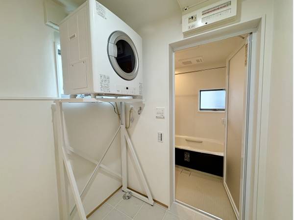 脱衣室には乾燥機が備わります