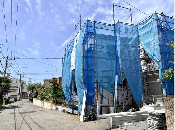 前道路も広く駐車しやすい車庫になります。
2台駐車可能（車種による）