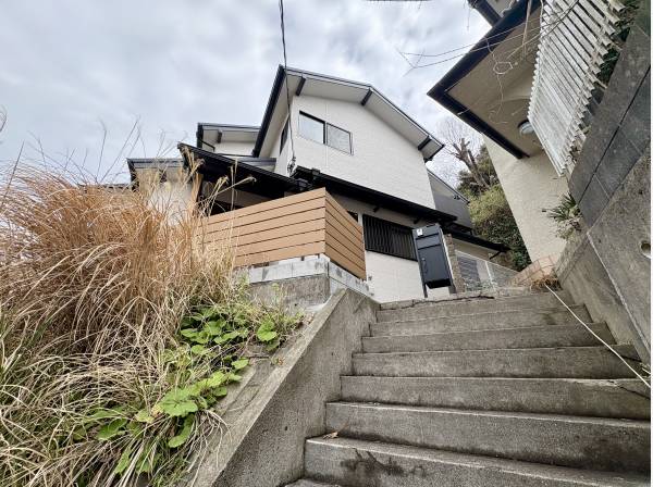 高台の上にある住まいです。
車を降りた後少し階段を上がった先にあります