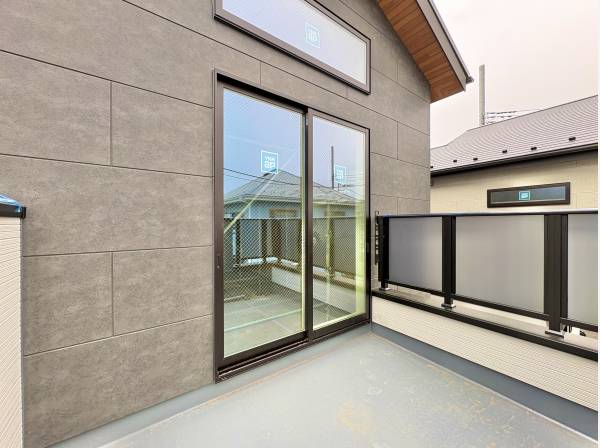 陽光が差込むバルコニー、洗濯物も気持ちよさそうにそよぎます　