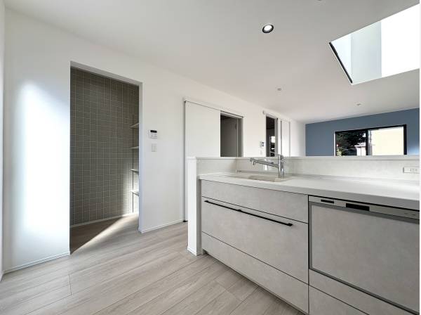 パントリー併設で、食材や日用品の整理がしやすい造りです