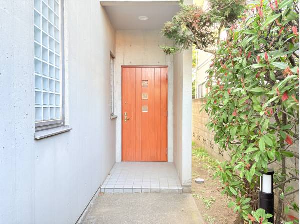 シンプルながらスタイリッシュな玄関