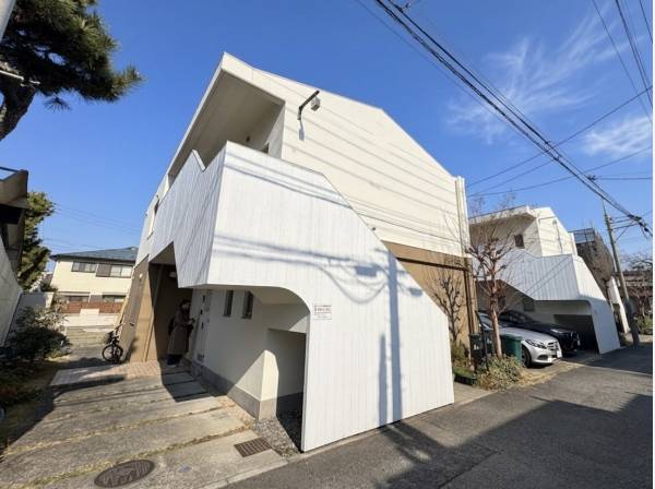 戸建感覚の暮らしを
玄関前にカースペース