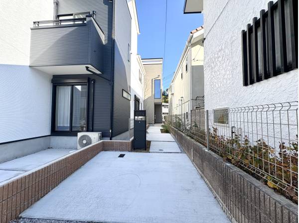 白いアプローチが住まいへ心地よく導いてくれます