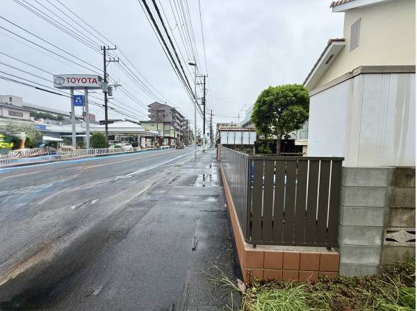 歩道が整備された見通しの良い前面道路 周辺には商業施設も点在します
