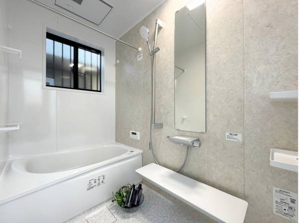 白を基調とした清潔感あふれるバスルーム