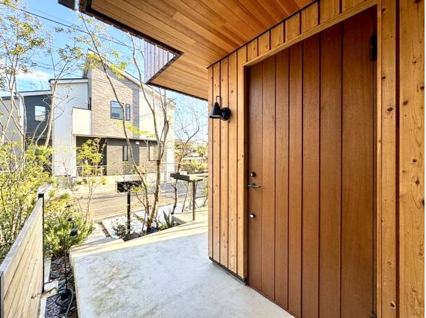 屋久杉の杉板張りの外観