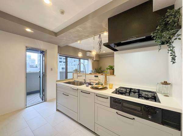 南バルコニーに面した明るく開放感のあるキッチン