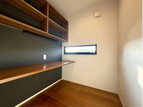 棚とカウンターが使いやすい書斎スペースです