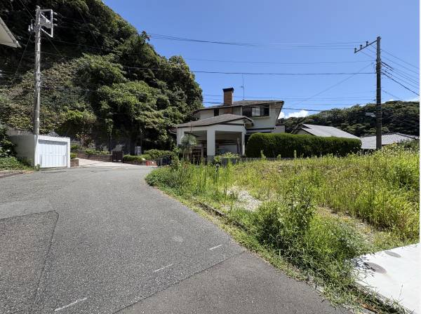 閑静な住宅街です。車の通りも少ないです。