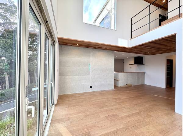 ワイドオープンサッシに吹き抜けのリビング