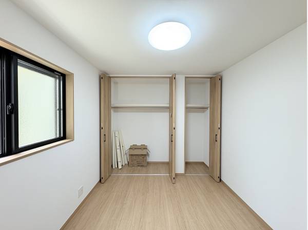 1階の洋室です。収納も満足に使える量がございます。