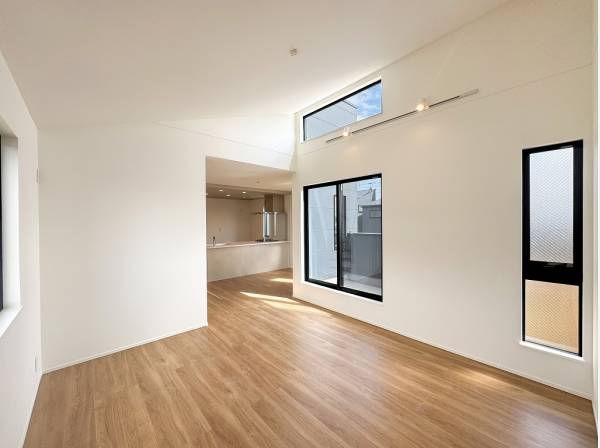 勾配天井のリビングはハイサイド窓に映る空の景色が開放感を演出