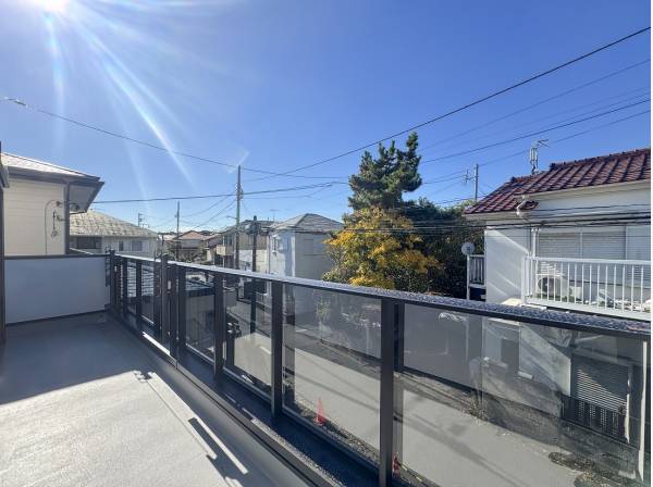 読書やティータイムをまったり愉しめそうなワイドバルコニー