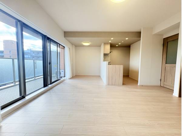 冬でもポカポカと暖かい、光の恩恵をたっぷり受けるリビング。