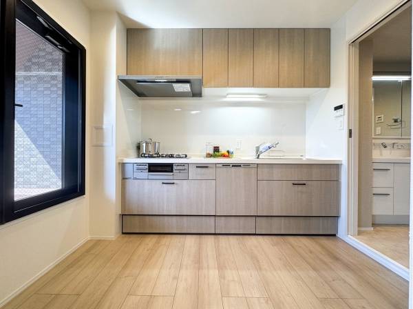 サニタリールームと繫がった同線の良いキッチン