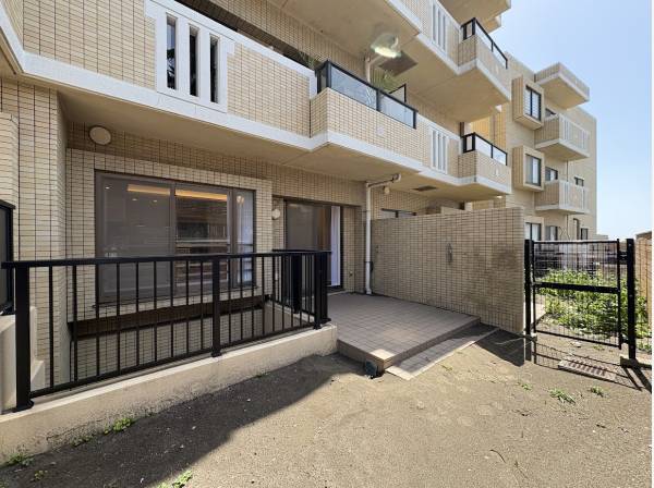 広々とした専用庭、ウッドデッキを敷いてのんびりとすごすのもいいですね