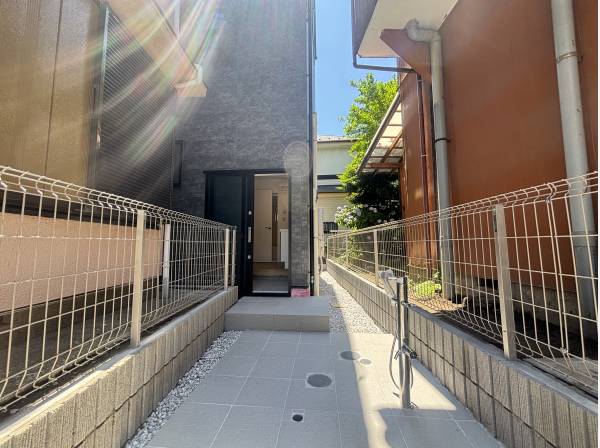 裏口へと延びる小道にはシャワー水栓もございます