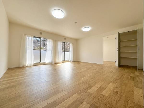 リビングには便利な収納棚が備わっています