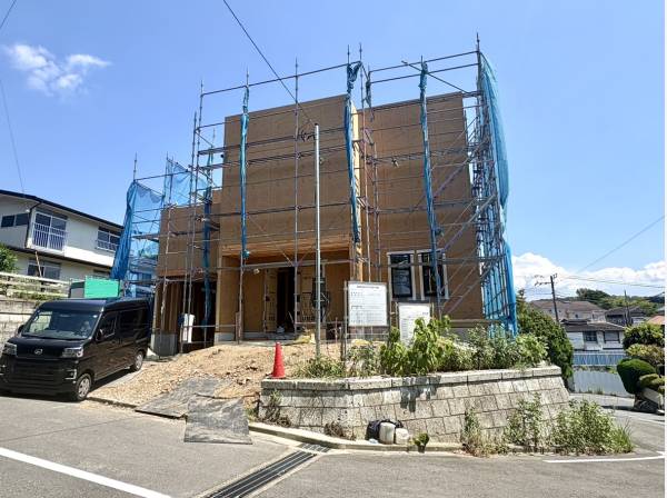 開放的な角地に佇みます。