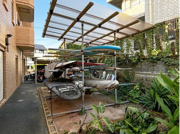 ボード置場やシャワーなども備わったマンションです