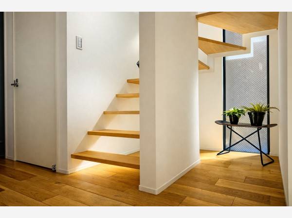 光と木に迎えられる、凛とした玄関動線。