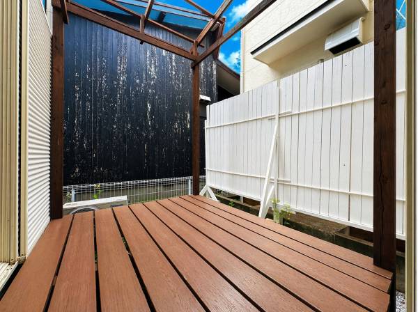外とつながるウッドデッキ。陽と風を感じるプライベートな外時間を！