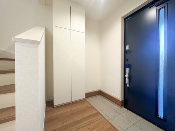 ちょっぴり横長の玄関が慌ただしい朝の時間を心地よいスタートに♪