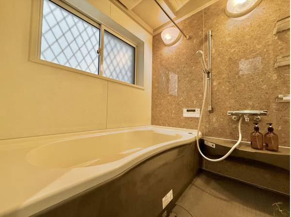 窓付きで明るいゆったりバスルーム