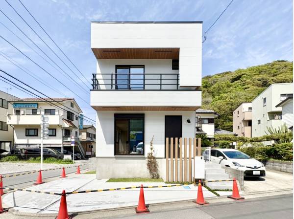 南東角地につき陽当たりの良い明るく開放的なロケーション