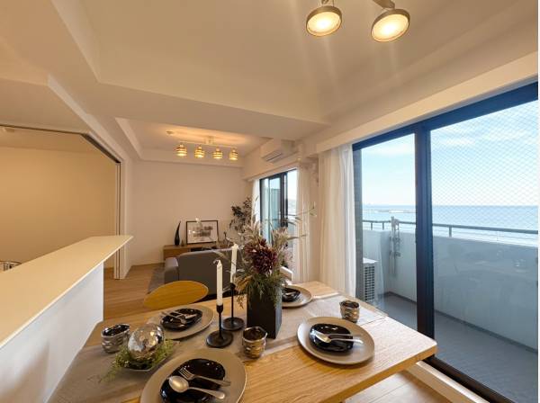 海を眺めながらの贅沢なお食事タイムを…。