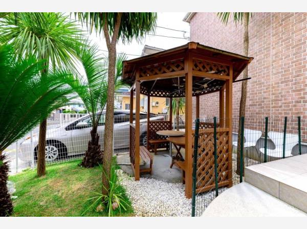 お庭スペースにはこだわりのガゼボが備わり、リゾート感がございます