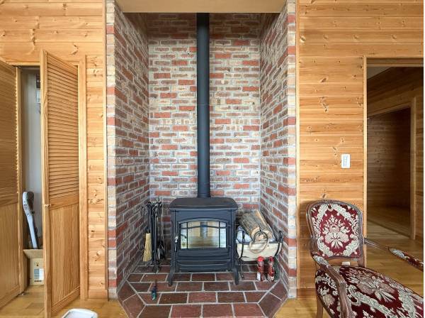 リビングには暖炉が完備され贅沢な安らぎを与えます