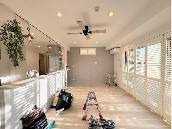 窓を開ければテラスと繋がる大空間