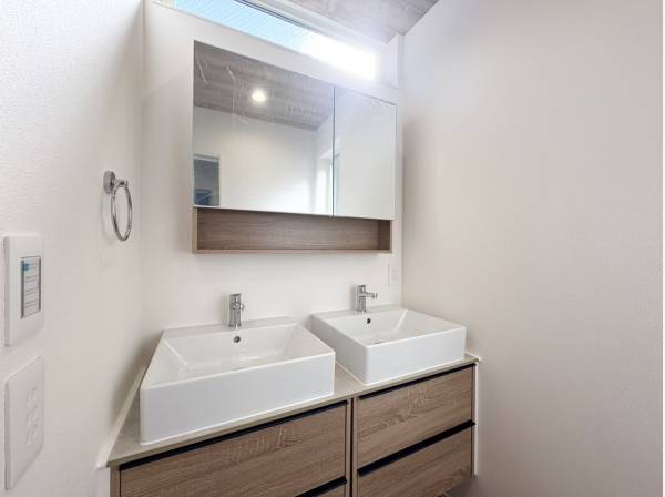 ダブルボウル仕様の洗面化粧台