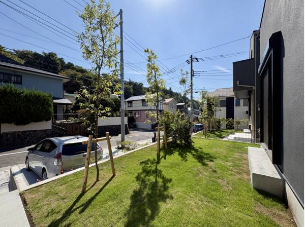 リビングの先には燦々と陽が降り注ぐ芝生のお庭