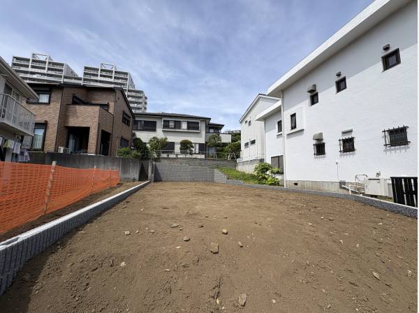 駅からほぼ平坦ですが、小高い立地で眺望・開放感にも優れます