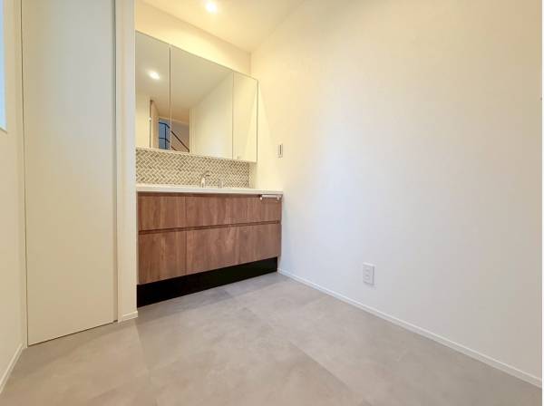 モダンスタイルのクロスがあしらわれたパウダールーム