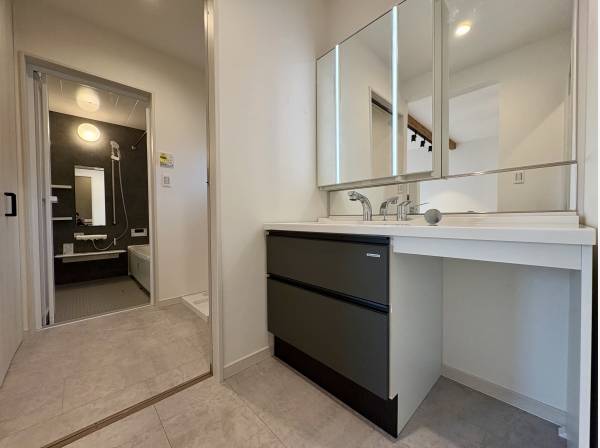 ゆったりとしたパウダールームとワイドタイプの洗面化粧台