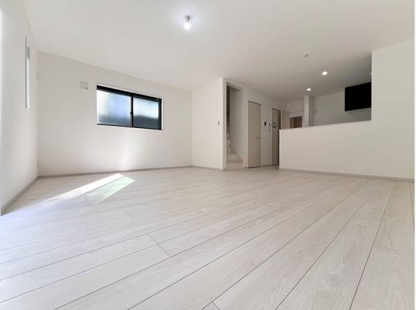 射し込む陽光が映える明るいトーンのLDK