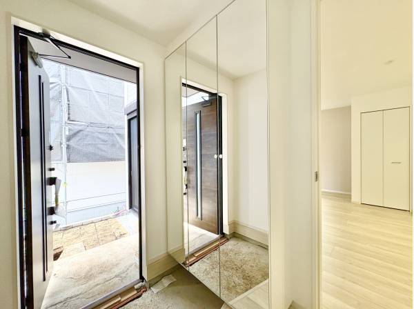 玄関のシューズクロークには大きな姿見が付いております。
お出かけ前の身だしなみチェックにお使いください。