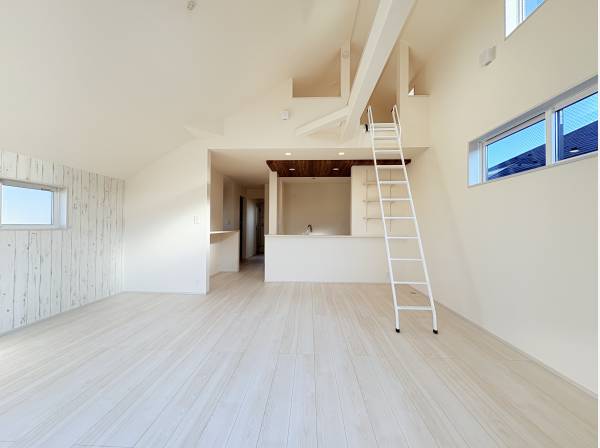 勾配天井で開放的な空間