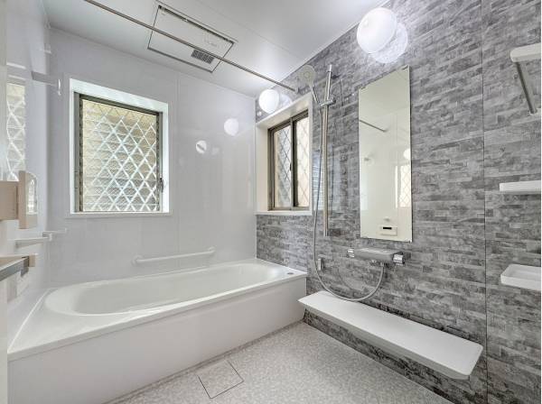 常にクリーンで健やかな空気を保てる二面採光のバスルーム