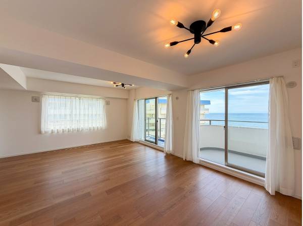 大きな窓に囲まれた5階のお部屋は風通し良好
