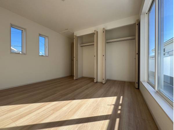 8帖超の主寝室は上部に小屋裏収納があります