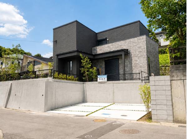 黒×タイル調の外壁が目を惹く洗練されたモダンな外観。