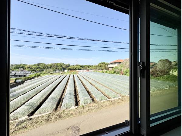 住まいの隣には畑が広がります。